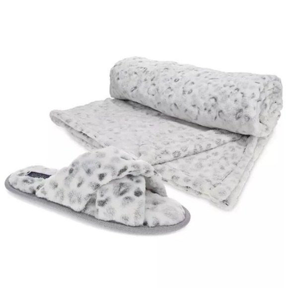 RACHEL Rachel Roy Shoes - RACHEL Rachel Roy Plush Cheetah Slippers & Blanket Gift Set Cozy NWT